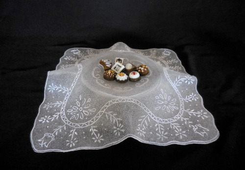 JO-ANNE MAIRE - Lace bowl with chocolates